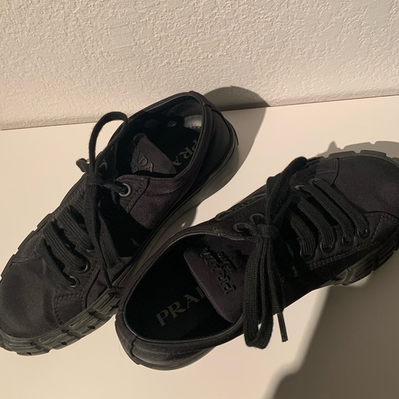 • PRADA Sneakers • - Picture 10 of 11